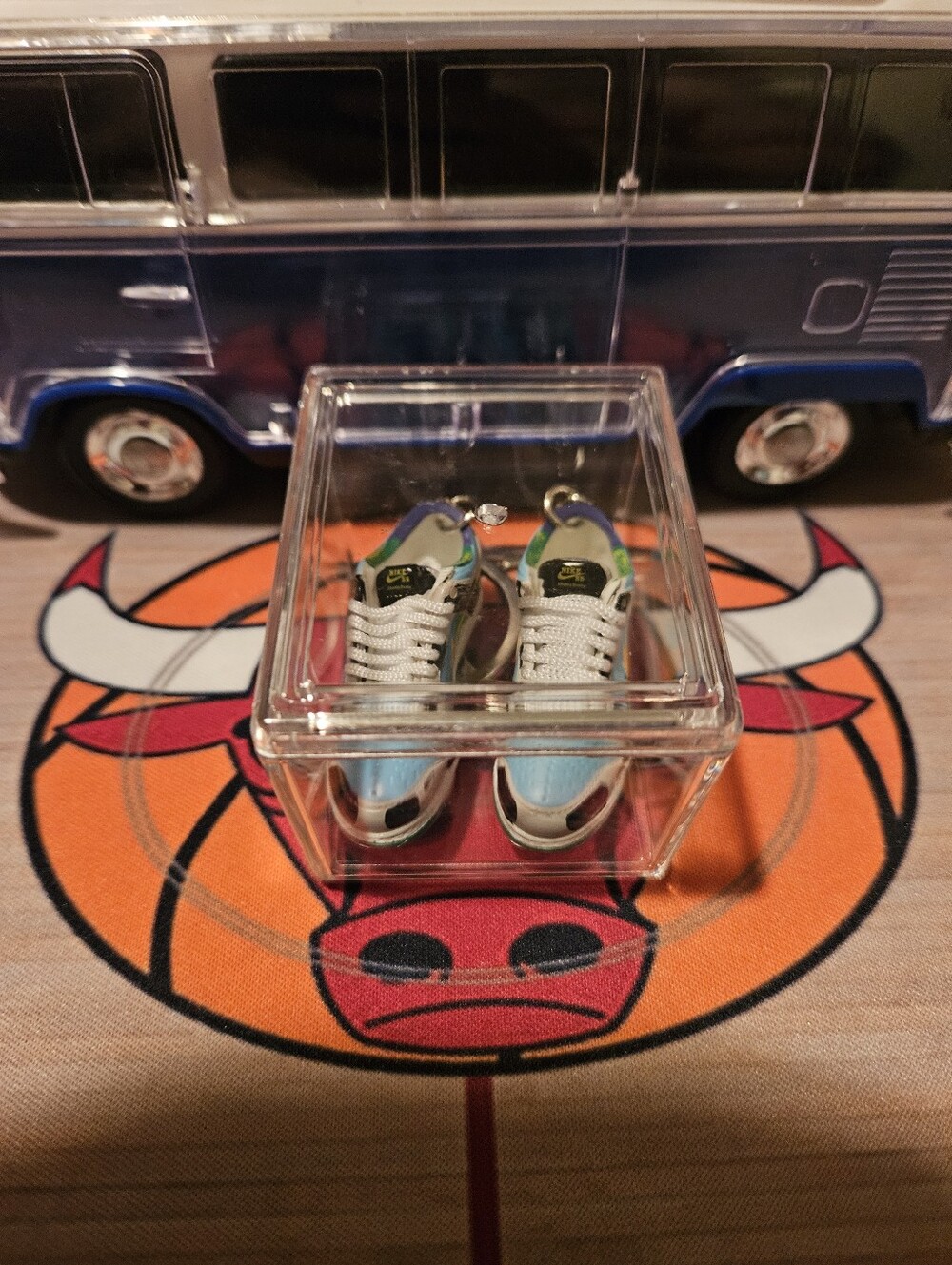 Pair of Mini sneaker keychain. - Picture 8 of 9
